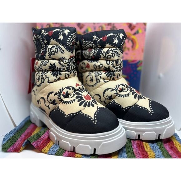NWB Farm Rio Black Passion Scarf Puffy Ankle Boots Lug Sole 100% Vegan 7 $275 - Picture 1 of 11